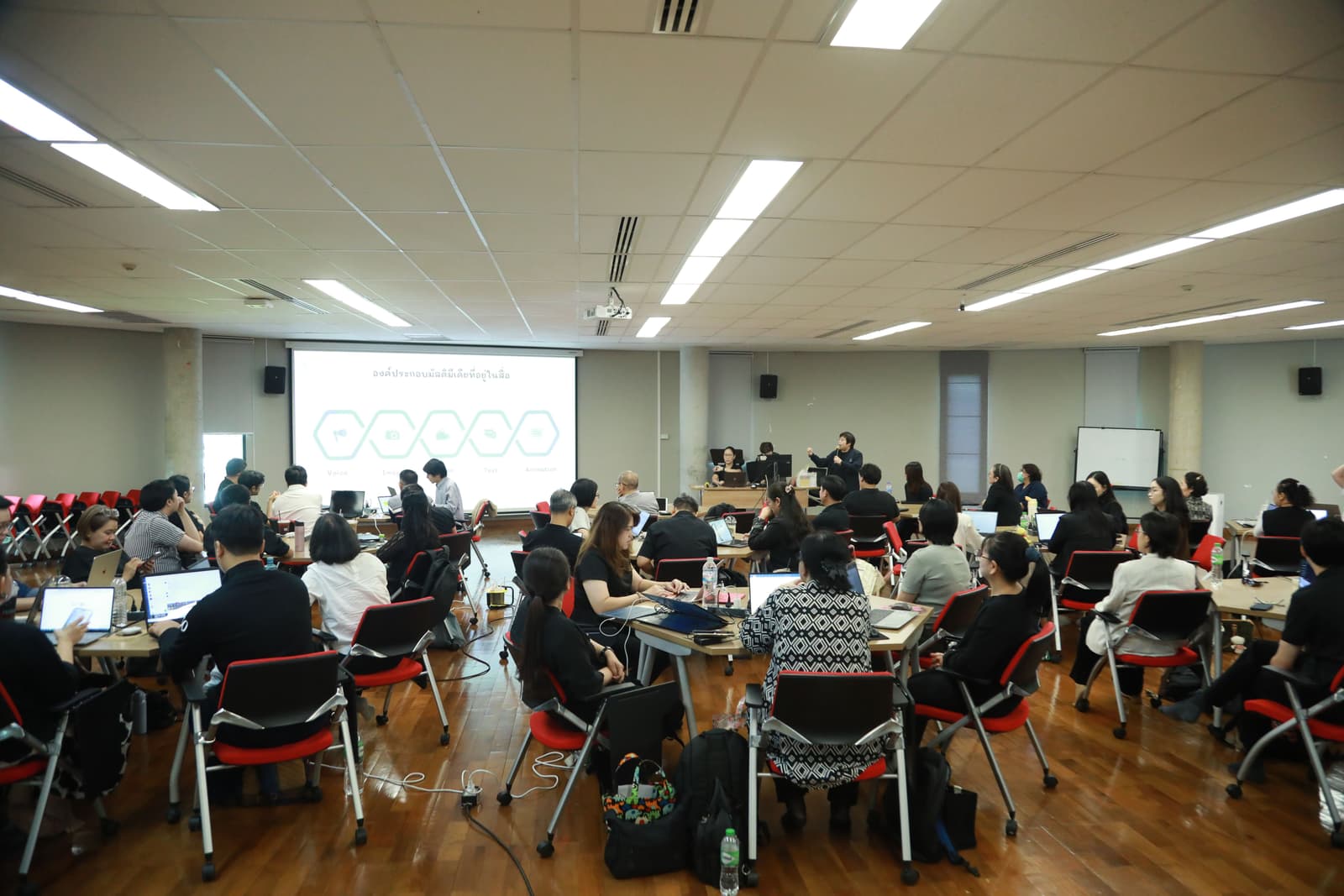 การอบรมและการประชุมในประเด็นเกี่ยวกับการวิจัยและการพัฒนาการเรียนและการสอน